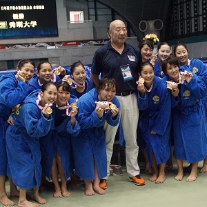 女子・秀明大、Ｖ２　男子はブルボンKZが６年ぶり２度目の優勝　～水球日本選手権～